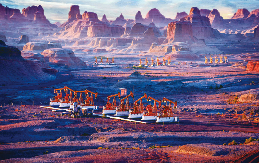 ●克拉瑪依油田生產與克拉瑪依世界魔鬼城景區交相輝映，成為一道獨特的風景線。 譚永生 攝