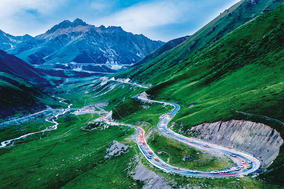 ●2025年6月8日，「中國最美公路」獨庫公路趁着假期來臨刷出一波旅遊熱。閔勇 攝