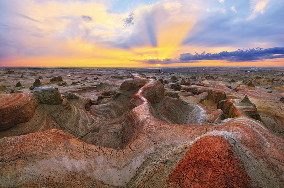 ●盛夏，克拉瑪依市烏爾禾世界魔鬼城景區奇幻如畫。   金鑫 攝