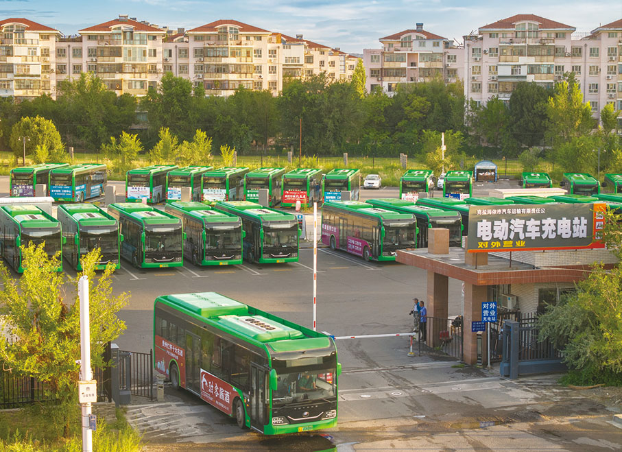●2024年7月17日，新能源公交發展駛入「快車道」。  閔勇 攝 