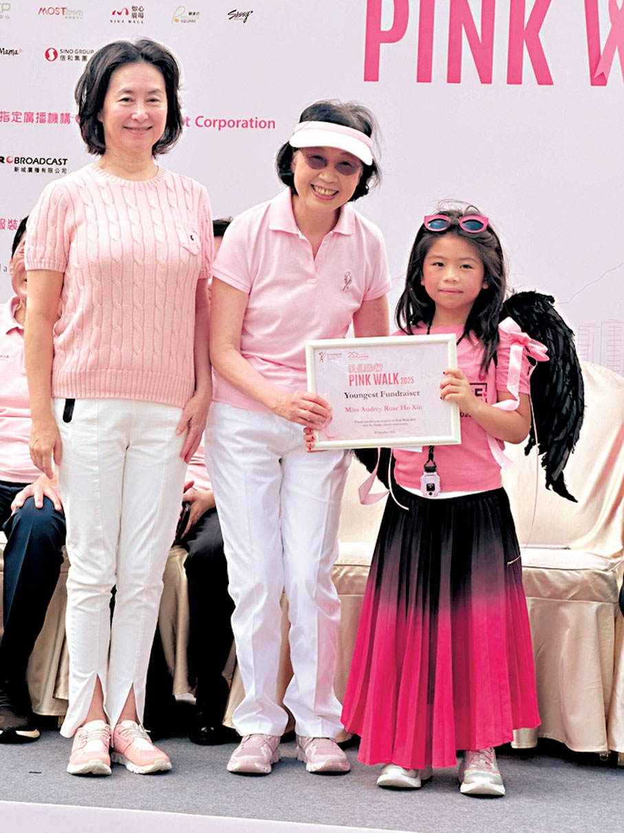 ●何超盈的6歲女兒（右）獲頒「最年輕籌款者」，何超瓊（左）陪同領獎。香港文匯報記者子棠  攝