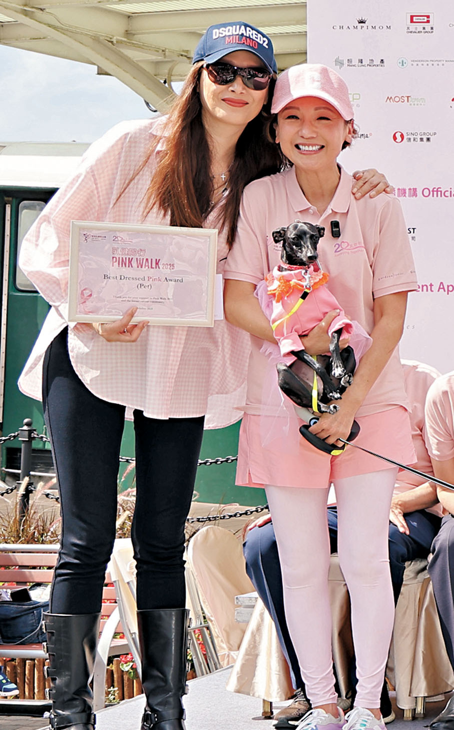 ●琦琦（左）以香港乳癌基金大使身份頒獎。