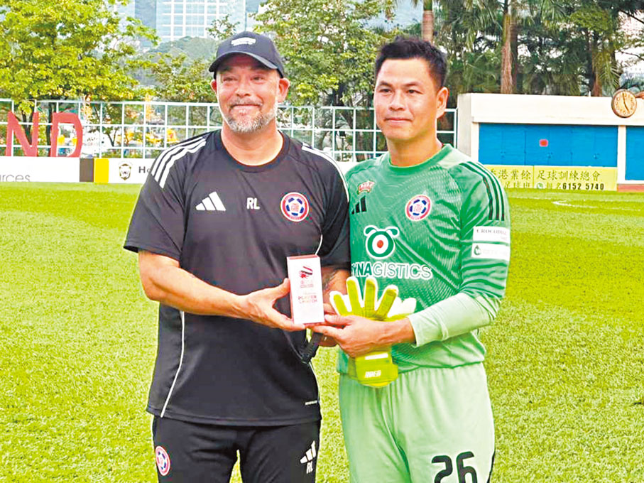 ●廖富源（右）獲選為今場最佳球員。香港文匯報記者郭正謙  攝