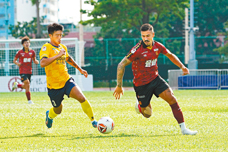 ●九龍城（紅衫）在領先兩球兼多踢一人下痛失兩分。  香港文匯報記者張發兒  攝