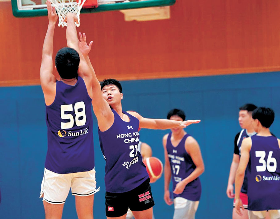 ●每一次起手、跑動和防守，都是鍾志榮（左二）對未來前路的一次次叩問。