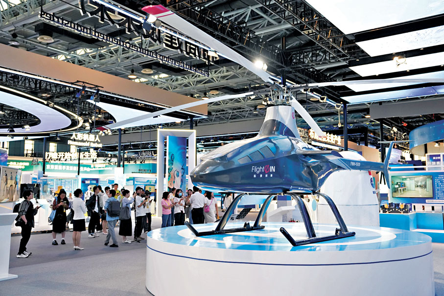 ●前三季規模以上高技術製造業中，智能無人機飛行器製造增加值增長59.9%。圖為在北京中關村國家自主創新示範區展示中心展出的航景創新FWH-1500無人直升機。 資料圖片