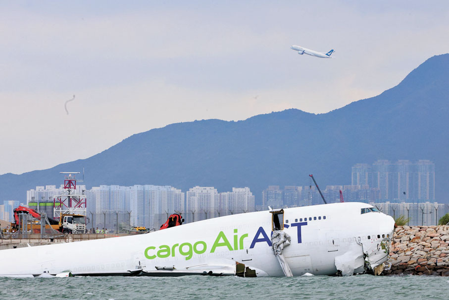 ●貨機在降落機場北跑時滑出跑道，繼而撞毀鐵絲網墜海。  香港文匯報記者萬霜靈  攝