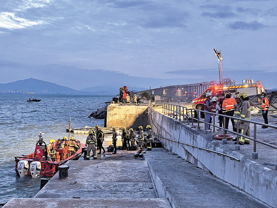 ●岸邊一列金屬欄杆被撞毀。消防處供圖
