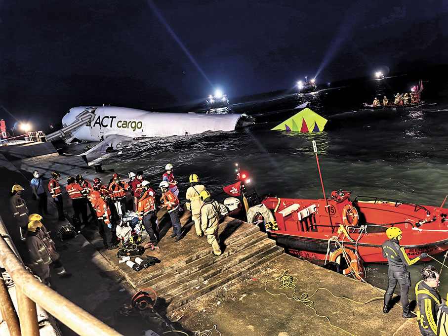 ●消防潛水員迅速確定巡邏車墜海位置，先後救出兩名被困車廂保安人員。消防處供圖