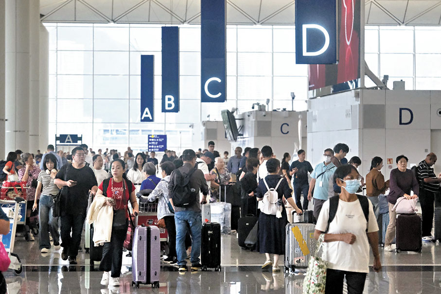 ●逾千班航班改用南跑和中跑升降。香港文匯報記者涂穴  攝