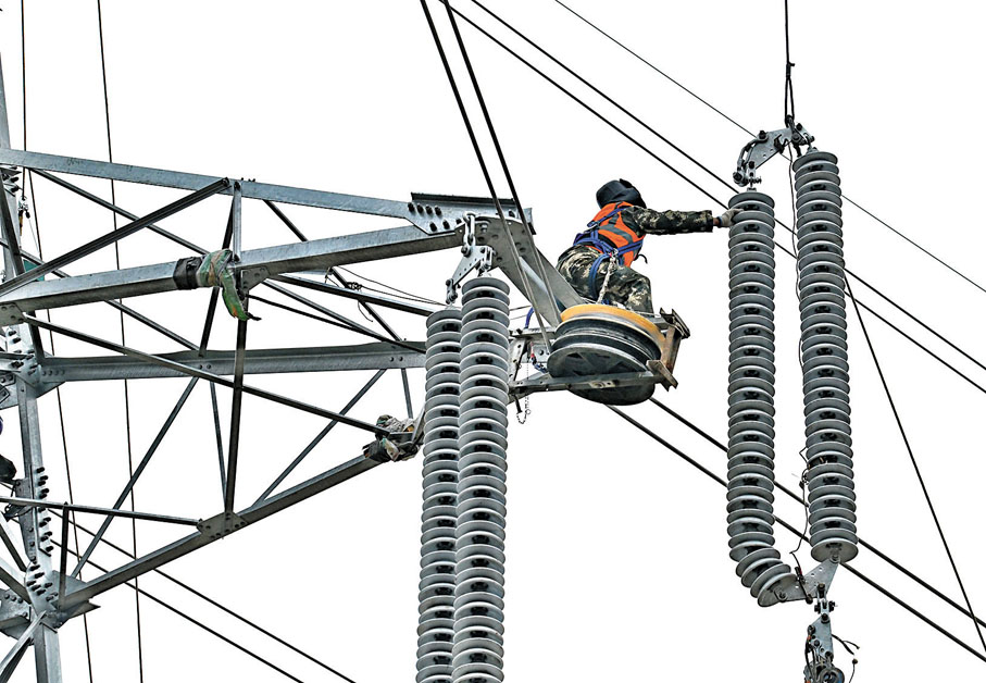 ●2024年中國風力發電裝機容量已達5.21億千瓦，較2000年增長超過1,500倍。圖為早前國網滄州供電公司的工人在優化電網結構，解決河北省滄州市沿海地區風電及光伏併網送出問題，助推經濟綠色低碳發展。 資料圖片