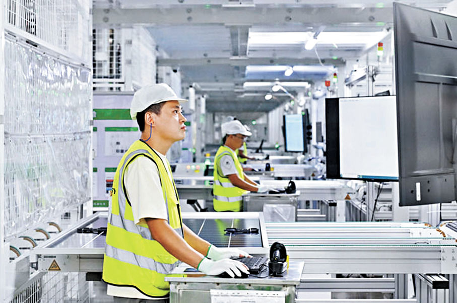 ●今年3月工人在位於浙江省樂清市的正泰集團8GW高效光伏組件生產基地工作。資料圖片