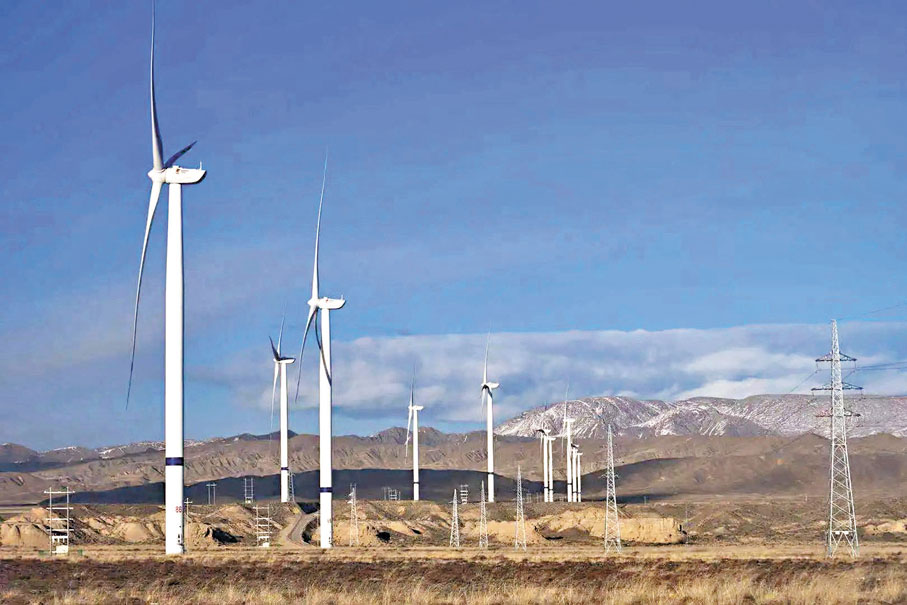 ●中國發電量已超過全球三成。圖為青海隨處可見的風力發電機。資料圖片