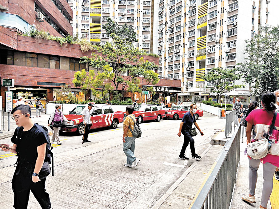 ●利東商場外的斑馬線問題以往遲遲無法改善，令居民深受困擾，如今政治環境改善令一切出現轉機。 香港文匯報記者康敬  攝