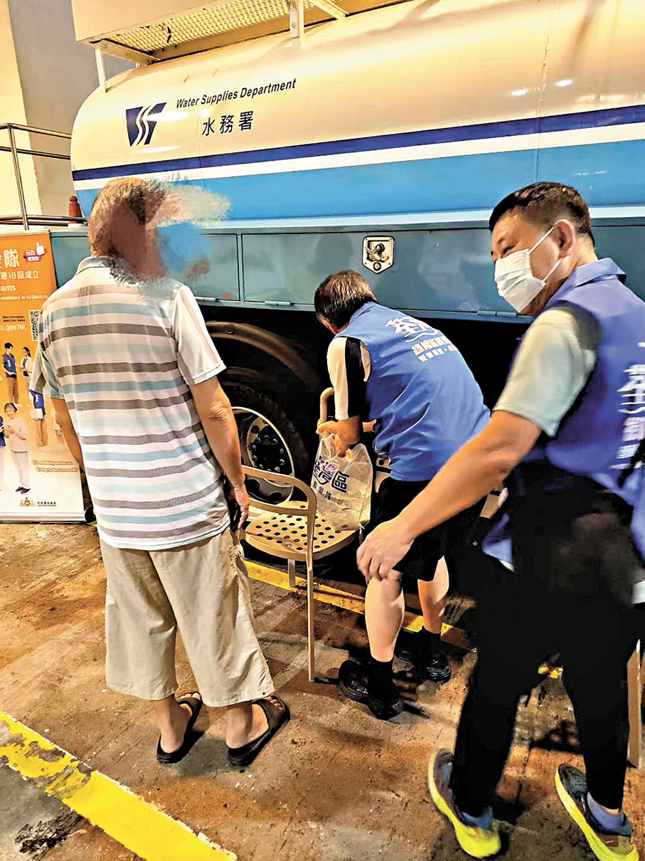 ●梁女士所在小區附近突然爆水喉，幸好有關愛隊提供援助。 關愛隊供圖