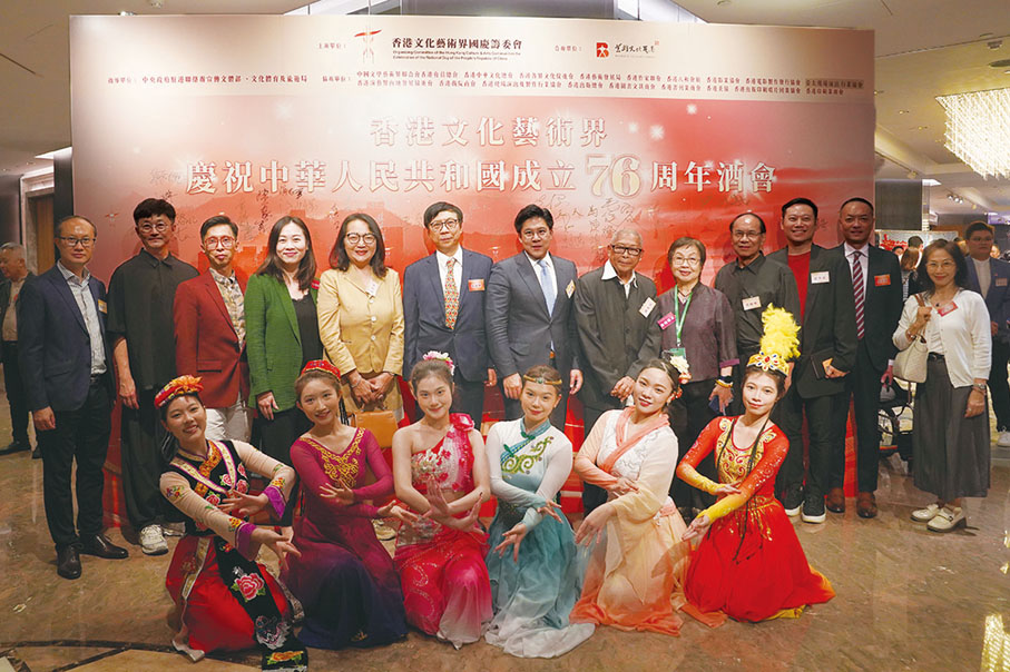 ●區永熙（後排左六）及霍啟剛（後排左七）與舞蹈界多個機構負責人合照。後排左起：崔德煒、黃狄文、林偉源、鄭禧怡、黃慧琪；後排右起：梁其芬、吳永嘉、徐英偉、梁國城、羅廖耀芝和劉兆銘。