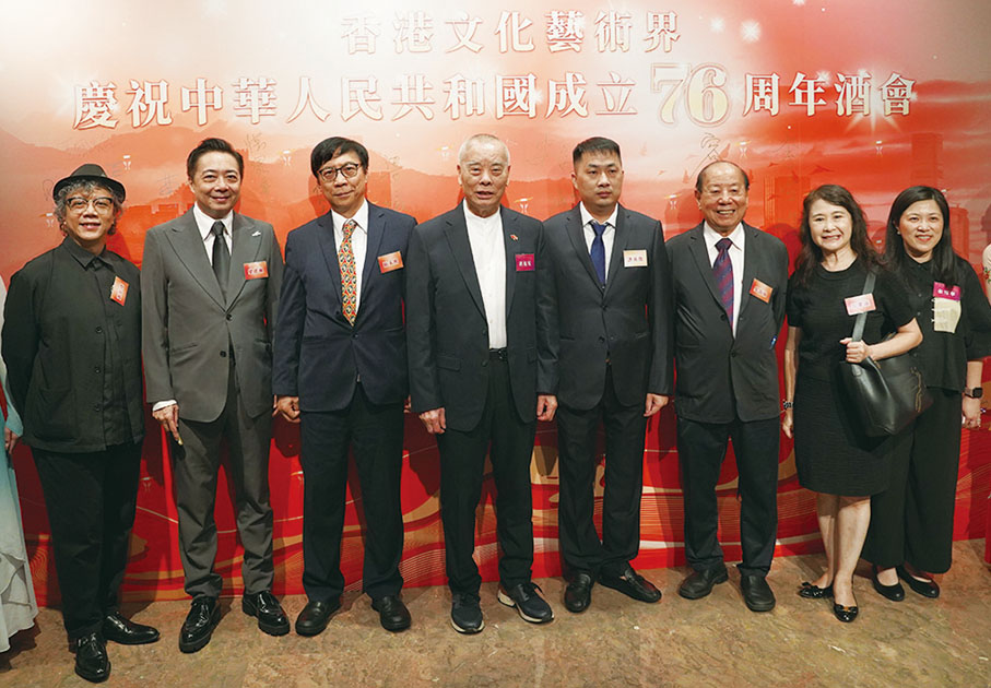 ●左起：黃宏達、梁建楓、區永熙、洪祖星、洪英俊、吳壽南、雷潔儀、余雪華。