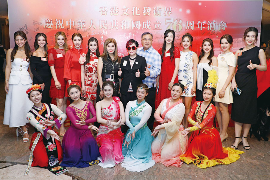 ●樂易玲（後排左六）陳淑芬（後排左七）謝嘉豪（後排左八）與2025香港小姐和穿着少數民族服飾的少女合照。