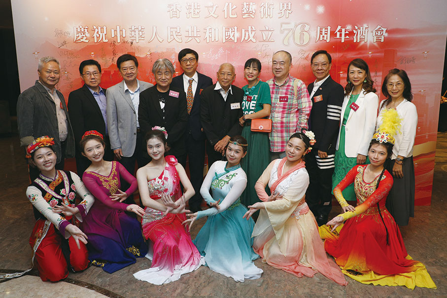 ●後排左起：杜紹樑、石成初、羅耀威、梅廣釗、區永熙、劉兆銘、焦媛、高志森、陳劍峰、陳頌瑛、梁其芬。