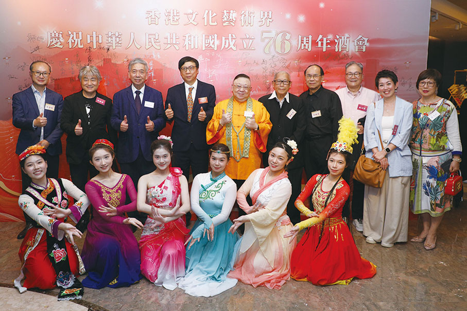 ●後排左起：崔德煒、梅廣釗、陳健彬、區永熙、李居明、劉兆銘、梁國城、張可堅、黃懿雯、鄧美玲。