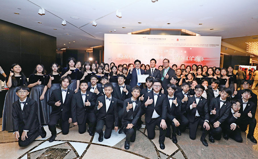 ●霍啟剛（站立者左一）、余昭科（站立者右一）和香港浸會大學附屬學校王錦輝中小學合唱團合照。