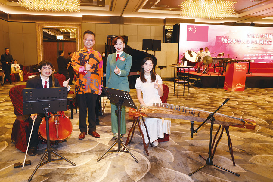 ●大提琴演奏者左啟希（左一）、鋼琴演奏者范凱傑（左二）、古箏演奏者楊程皓（左四）現場合奏鄺美雲（左三）主唱的歌曲《我們的家》。