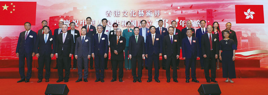 ●前排左起：施榮懷、霍啟剛、唐英年、劉孝明、劉震、霍震霆、李家超、區永熙、李曙光、許正中、馬逢國、譚美兒。後排左起：蔡榮星、蘇惠良、何麗全、袁彥文、黃百鳴、陳淑芬、鄺美雲、梁兆賢、許照城、李家駒、洪祖星、龍貫天、羅光萍、林天行。