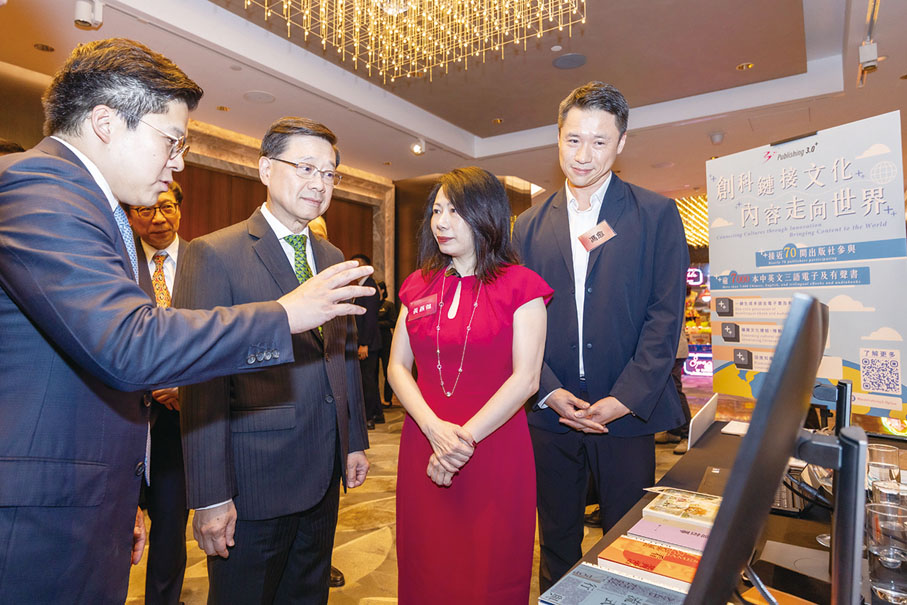 ●李家超在霍啟剛和區永熙陪同下參觀「出版3.0+ x AI」展示。