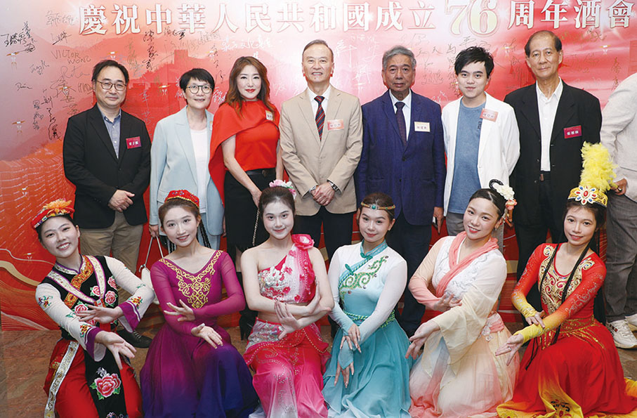 ●戲劇界、文學界嘉賓出席慶祝中華人民共和國成立76周年酒會。後排左起：梁子麒、區君儀、關寶慧、陳卓智、陳健彬、陳恩碩、張穗強。