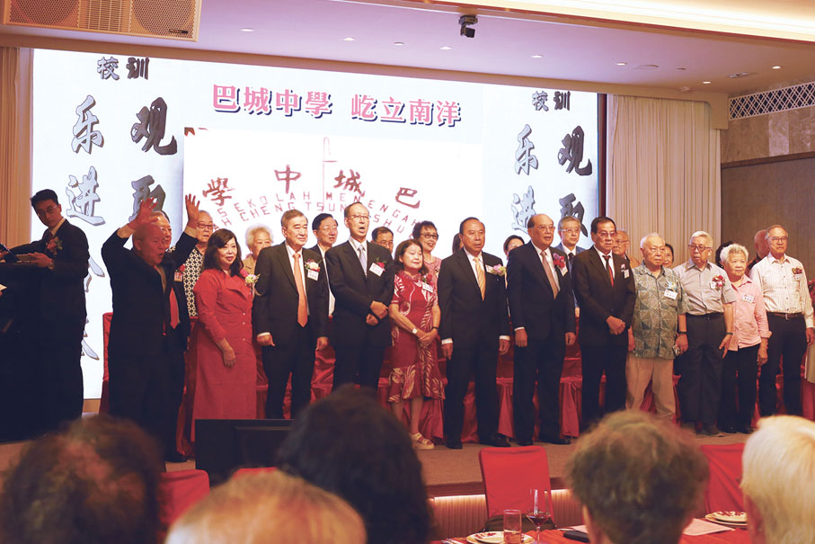 ●巴中校友高唱《巴中校歌》。