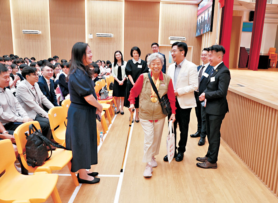 ●林珍撑着拐杖出席,精神奕奕。 学校供图