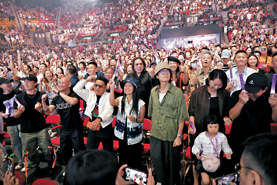 ●全場起立嗨歌。