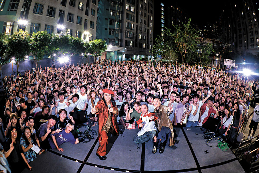 ●草蜢與城大學生合影留念。  主辦方供圖