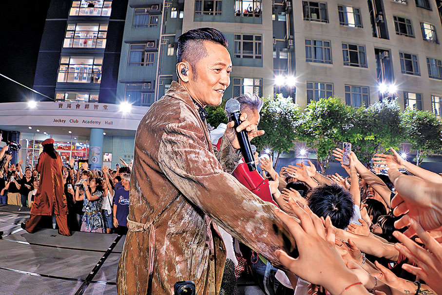 ●草蜢與學生親切握手。  主辦方供圖