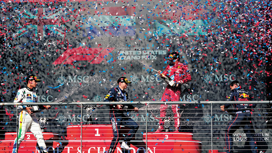 ●得獎車手於頒獎台開香檳慶祝。  新華社