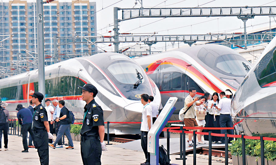 ●早前，被稱為「全球最快高鐵列車」的CR450動車組樣車首次開放參觀。 資料圖片