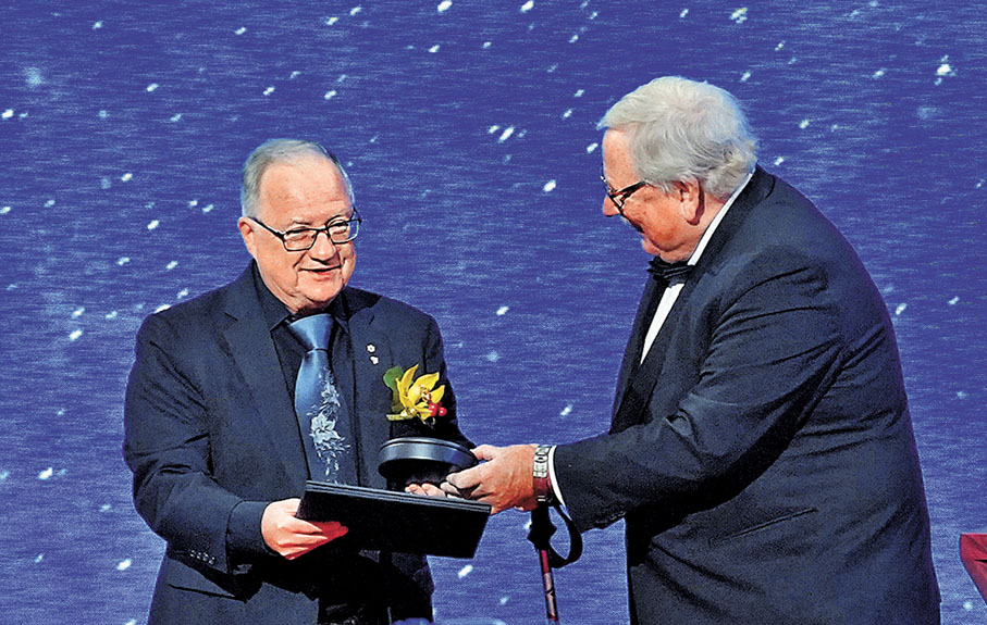 ●天文學獎得主約翰·理察·邦德（左）