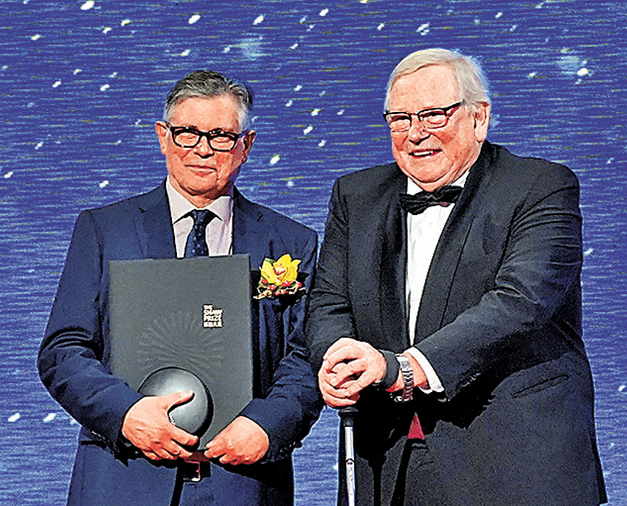 ●天文學獎得主喬治·艾夫斯塔希歐（左）