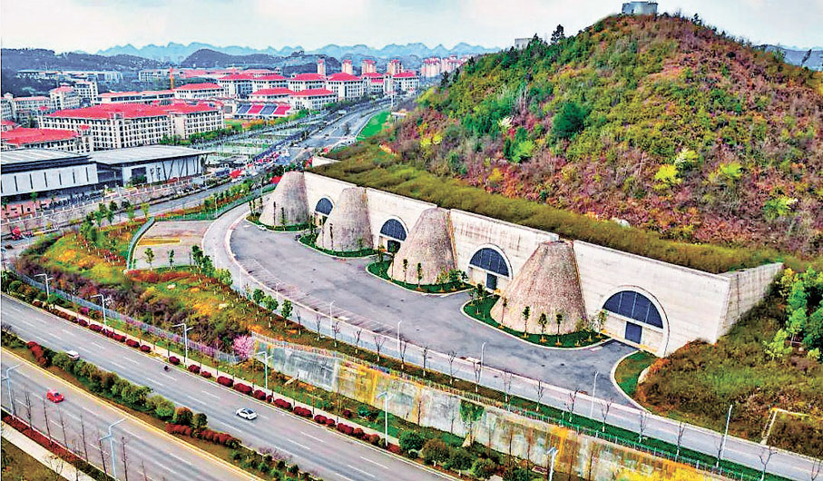 ●夯實基礎設施，將數據安全納入「新基建」考核指標體系，建立國家戰略數據災備基地，確保核心和戰略數據在極端情況下的安全與可恢復。圖為貴州貴陽貴安新區騰訊七星洞庫式數據中心。 網上圖片