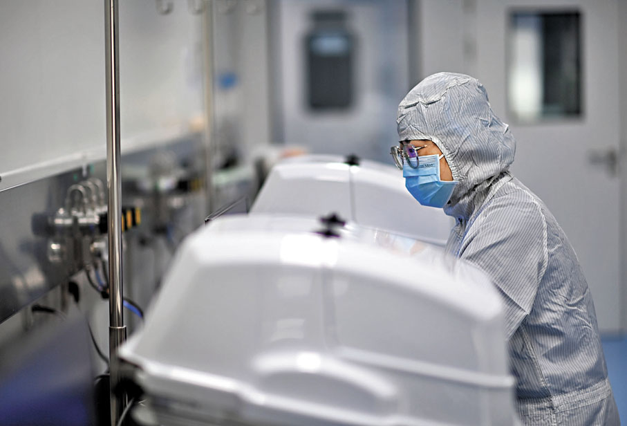 ●3月21日，工作人員在合源生物科技（天津）有限公司生產基地細胞培養室內工作。資料圖片