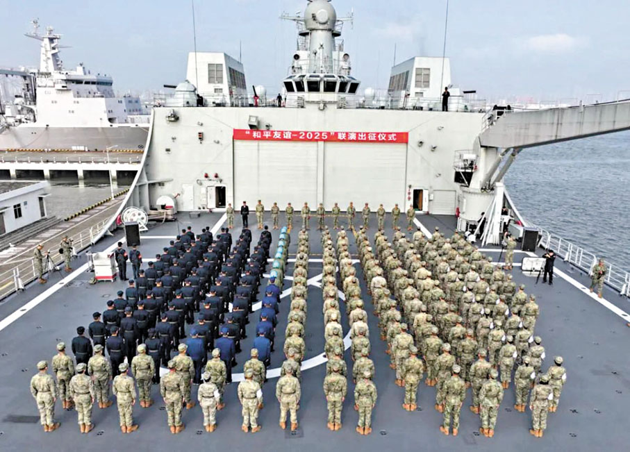 ●10月15日至23日中馬兩軍在馬來西亞及其附近海域舉行「和平友誼—2025」聯合演習。圖為中方參演部隊通過海上輸送方式前往馬來西亞。資料圖片