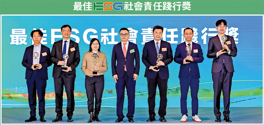 ●全國政協委員、國泰君安國際控股有限公司董事會主席閻峰頒發「最佳ESG社會責任踐行獎」給獲獎公司代表。