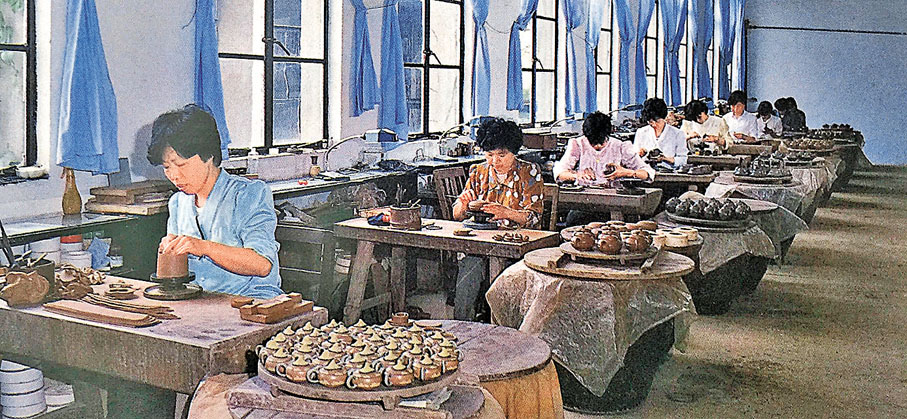 ●上世紀九十年代宜興紫砂廠工人在生產紫砂壺外貿訂單。 資料圖片