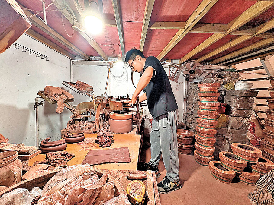 ●潛洛村紫砂生產合作社內工坊生產機車紫砂花盆。香港文匯報記者陳旻  攝