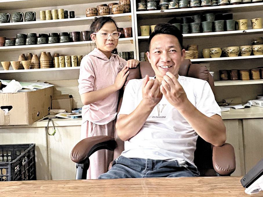 ●2021年，「夢涵紫砂」的銷售負責人吳先生一家四口人從貴州遷來宜興潛洛村創業。香港文匯報記者陳旻  攝