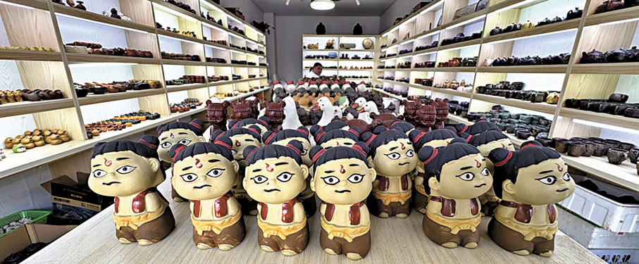 ●潛洛村紫砂生產合作社內商家生產的哪吒茶寵。香港文匯報記者陳旻  攝