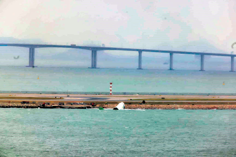 ●墜海貨機昨日仍在北跑道旁海中有待打撈。 香港文匯報記者劉友光  攝