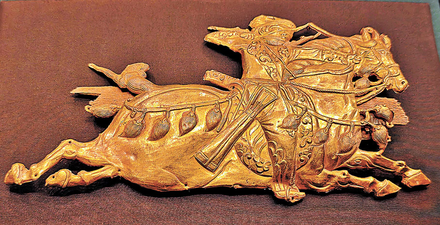 騎射武士形飾牌　吐蕃（7–9世紀）。原應為某件木質器皿上的裝飾物。飾牌風格可追溯到西亞薩珊王朝（224–651年）。