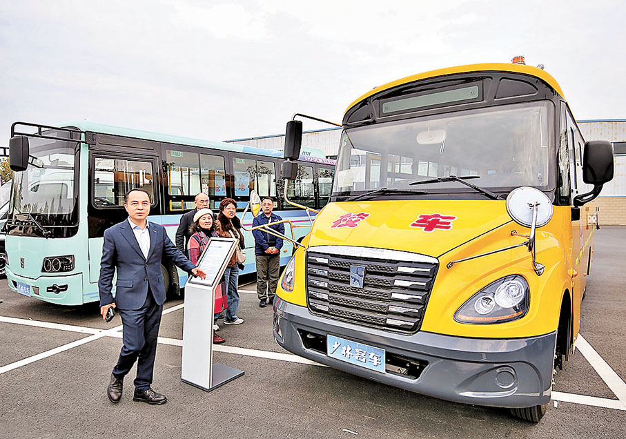 ●海外華文媒體高層參觀河南少林客車各種車型。香港文匯報河南傳真