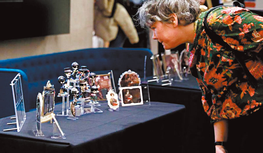 ●早前，在大英圖書館，一名女子觀看中國網絡文學作品《詭秘之主》的周邊產品。 新華社